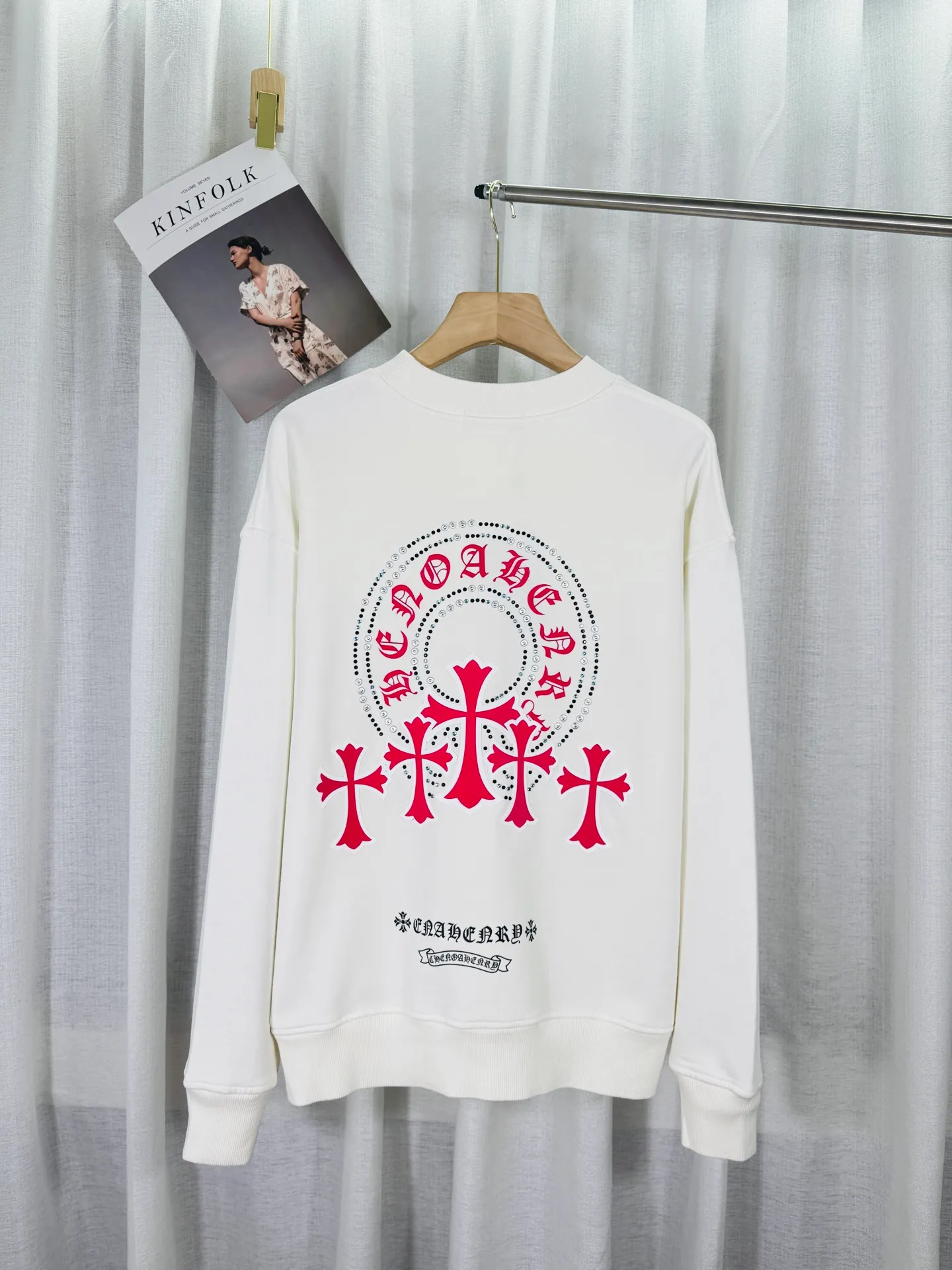 P260 top version, real shot without P, ​​different from market currency) 𝗖𝗵𝗿𝗼𝗺𝗲 𝗛𝗲𝗮𝗿𝘁𝘀/Cro Heart 2025 Reflective Embroidery Beads Compass Embroidery Autumn and Winter New Original Counter American Laser Burnt 3D Diamond Embroidery Couple Casual Sweater 👑The highest version! Customized fabric 420g tripe terry fabric! American acid-washed and distressed original fabric laser burnt ✟appliqué embroidery and exquisite embroidery of letters! The best-selling model in the counter, very comfortable to wear. Accessories: original molded and authenticated collar label➕100% silk wash label. Genuine purchase-grade original hangtag➕matching hanging rope➕3D hanging beads➕original packaging bag. Craftsmanship: The original version has consistent wiring! The highest version of the armhole matching technique! Color: Black White Size: S M L XL Style No.: 9321